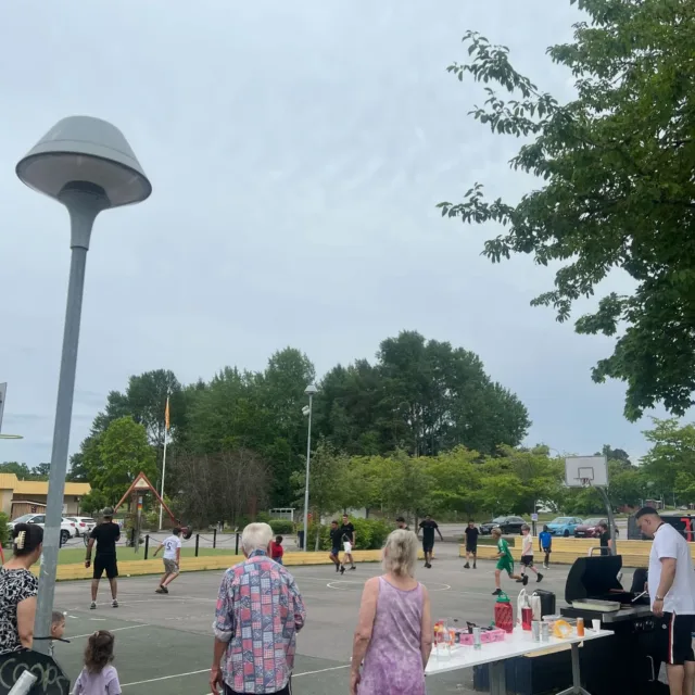 En riktig feststämning i Klocket idag med massor av grillning och roliga bollaktiviteter! 🔥⚽️
Tack till alla som kom förbi och gjorde dagen så härlig. 💛

✨ Missa inte morgondagen i Kunskapens Hus då pysslar vi, umgås och skapar tillsammans! 🎨🫶

Kolla in vårt sommarprogram i våra tidigare inlägg för fler aktiviteter under sommaren!