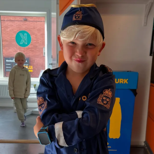 Tack för idag!
Vi har haft en fin dag tillsammans med pyssel, fotboll och tävlingar.
Dagen avslutades med glass, och det var tydligt att alla njöt.

Imorgon ses vi igen kl. 13:30 utanför Kunskapens Hus.
Då blir det vattenkrig och kanske grill om vädret (och ni) är på topp.
Ta gärna med ombyte och bjud med familj eller vänner.

Vi ser fram emot ännu en härlig dag tillsammans!
