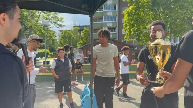 Dagens 3 mot 3 i basket gick jättebra. Roligt spel, bra gemenskap och vädret höll. 
150 korvar och 100 hamburgare flög bort snabbt. 
Tack till alla som gjorde detta till en basketfest. Vi gör om detta. 

@aktiva.drommar @tryggatonar