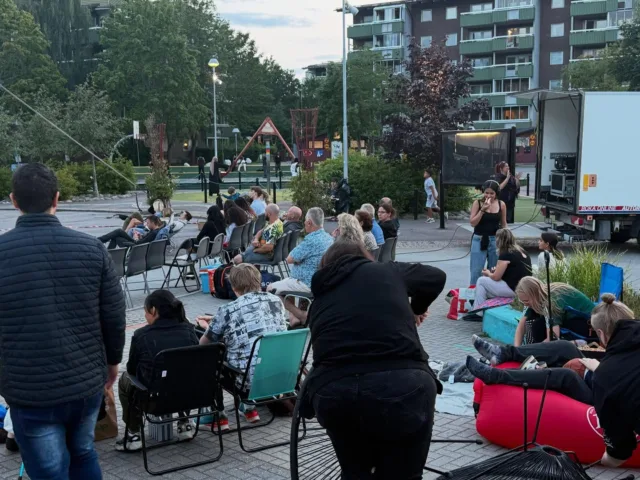En väldigt lyckad utomhusbio, imorgon kör vi i Marielund. Det blir Ghostbusters Frozen Empire. Bjuds på korv och lite annat smått och gott. @marielund_kvartershus @aktiva.drommar