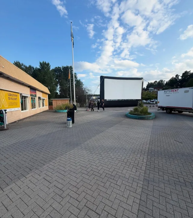 Utomhusbio ikväll kl 20.30 korvgrillning(gratis så långt det räcker) film ca kl 21
Filmen är en äventyrskomedi Dungeons and dragons.