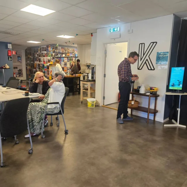 Poesiklubben startade idag med Klocket conmect,studion bjöd på guitarrlektioner, huset bjöd på goda scones och tiramisu bakning. Välkomna till KH 🙌🏽