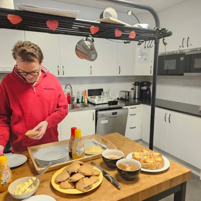 Idag hade vi besök av @nodra_ab med den mobila returpunkten , de kommer även tillbaka under höstmarknaden 13 september. I hantverkscafét serverades scones efter ett nytt recept.
Vi säger också varmt välkommen till Johan och Tanjas ”Ge & Ta hörna”, där saker får nytt liv genom att delas vidare.
