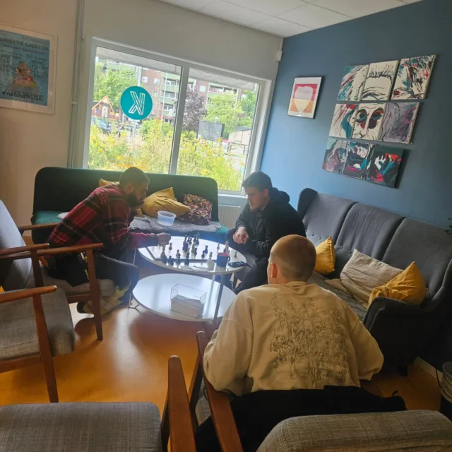 På agendan stod styrgruppsmöten, trevliga besökare och en last av nya möbler till huset.