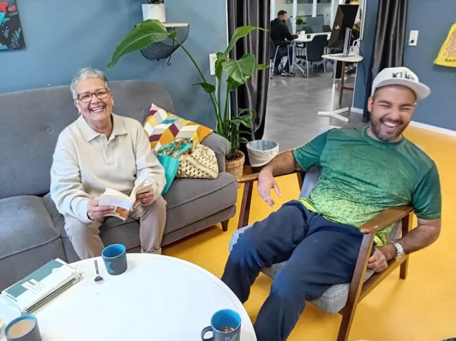 Ny vecka nya möjligheter. Idag har vi haft poesigrupp med Klocket Connect och bokcirkel klubb. Brottsofferjouren har varit på plats för samverkansmöten vilket gav värdefulla samtal och spännande idéer framåt. Marco var assisterande sconesbakare 😎