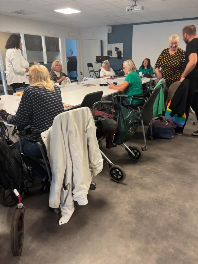Full rulle på hantverkscafèt. Zeinab bjöd på libanesisk efterrätt till huset och Johan fixade med våran hemsida, gå in och kika på www.klocket.se . Idag hade vi även fem självförsvar hos oss för samverkan tillsammans med oss, @tjejjourenost och @tryggtrapp så tjejer håll utkik 👀