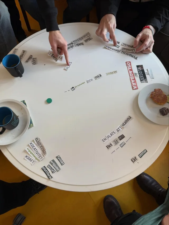 Poesiklubben var i full gång. Ungdomsrådet arrangerade en uppskattad demokratiworkshop för ungdomar i Klocket. Vi hade många besökare som samlades för att följa OS tillsammans, och det blev filmvisning både för daglediga och på kvällen.
Vi firade även Fettisdagen 🥳 Hamza och Maria har haft möten med nya inspirerande personer som vill göra saker i klocket håll 👀 utkik 💫 
3D-printern har dessutom gått varm hela veckan, kreativiteten flödar! Marco och Erik är körde filminspelning. Vi fick finbesök av kändisar från Klocket ☺️⭐️