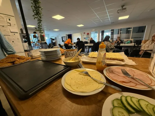 Kort vecka men full av roliga händelser! Hamza och Maria åkte på ett riktigt bra första aprilskämt 🤪. Hantverkscaféet bjöd inte bara på fint hantverk utan också riktigt gott fika. Hassan såg till att heja ordentligt på Sverige 🇸🇪 och det gav resultat, det blev vinst!

Idag höll Lovisa och Khaled i grillning och städning, vilket blev mycket lyckat. Påskharen dök upp vid grillen och det blev både trevlig stämning och fint fixat i Kunskapens trädgård 🌿✨