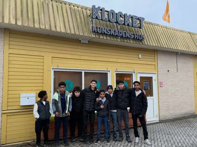 Igår hände något som verkligen gav hopp 

Tonåringarna från @tryggatonar @aktiva.drommar arrangerade sitt eget disco för barn i området – helt själva. Vi pratar tonåringar som tog ansvar och skapade något för barn mellan 6–12 år.

Och vet ni vad? Det kom ungefär 80 barn (!!) 🎉

Det är precis den kultur vi bygger i Kunskapens Hus – att man kan göra något för andra samtidigt som man brinner för det. Att unga inte bara är deltagare, utan ledare.

Tonåringarna sa:
“Vi vill vara förebilder för de andra barnen, precis som vi fick genom projektet Storebror.”

Wow. På riktigt.