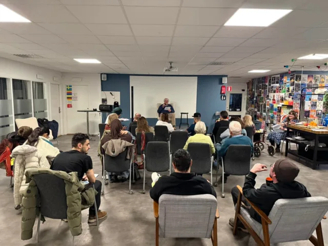 Oops, vi har varit så upptagna att vi nästan glömde berätta… förra veckan var helt fullspäckad med roliga aktiviteter! Här är en snabb recap:

✨ Poesikväll – Johan och Camilla arrangerade, och många modiga deltagare gick upp på scen och delade sina texter. Superinspirerande!

🎙️ @xo_foundation + @Sveriges Radio – XO Foundation berättade om sitt stipendium och Sveriges Radio intervjuade Excel, Angelica ,Apoq Aziz och Mohamed Elfituri.

📚 Debattmästarna – @aktiva.drommar utbildade ledare i Stockholm. Snart blir det Navestad och KingsBorg i Norrköping.

💬 Haris – Höll samtal med våra ungdomar om hur kulturen ser ut i Norrköping – viktiga och givande diskussioner! @power_in_da_hood @aktiva.drommar 

😂 Standup comedy – Ca 150 bokade platser, massor av skratt! Våra ungdomar tog hand om försäljningen – stort tack för ert engagemang!

☕ Språkcafé – Cirka 25 deltagare, alltid mysigt och lärorikt. @joyklub25 

🎉 Projekt Storebror – Samma ungdomar som håller påskfesten har planerat roliga aktiviteter för barnen i området. Affischen är ute! @tryggatonar 

🤝 Samverkan – Vi fortsätter bygga starka samarbeten framåt.

🐣 Påskfesten – Missa inte den! Den arrangeras helt av ungdomarna i Projekt Storebror och kommer bli superkul! @tryggatonar 

💙 Tack till alla som bidrar och gör allt möjligt – vi är så taggade på allt som händer framöver!