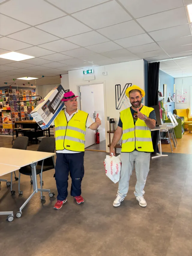 Här kastas det skräp med stil 😎⭐️
Sittgympa på skärm var poppis idag 🕺🏾💃🏽 och det var många besökare på plats. Högläsningsgruppen var koncentrerad och inne i sin läsning 📚✨

I studion pågick fix med klippning av Bilsnack 🚘🎥
