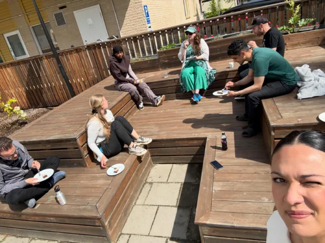 Fika-häng på vår gård och språkcafé med @kulturbroar_i_norrkoping där vi pratade om oskrivna regler. ☕️
Vi hade också en liten avslutning för Lovisa som gör sin sista dag på KH. Vi kommer sakna dig massor och du kommer bli en grym socionom! 💛