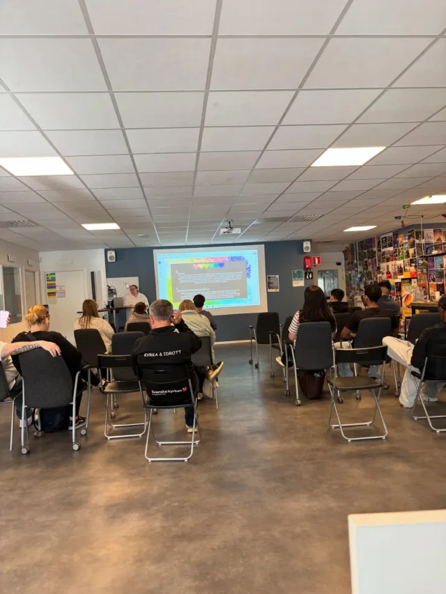 Det går snabbt när man har roligt, dagarna på KH är fullspäckade!

Förra veckan uppmärksammade vi Pride i Klocket 🏳️‍🌈. Tillsammans med @svenskakyrkannorrkoping och @fritidklocket arrangerade vi en pysseldag och grillning, som avslutades med en föreläsning hos oss av @rfsl_official .

I studion har det skapats beats och släppts bars 🎶. Våra content creators har också filmat en hel del material till vår TikTok, så håll koll där för att se allt som händer!

3D-printern och tryckeriet har gått varma 🔥 och det har skapats en hel del spännande projekt.

Khaled gav sig på utmaningen att lära våra små besökare schack ☺️♟️🤣

Sittgympan hade sitt sista pass för terminen, men gruppen kommer att fortsätta träffas för att hålla igång. Nu flyttar träningen utomhus, så häng på ni också! 💪☀️

Full fart, många skratt och massor av aktiviteter, precis som vi vill ha det på KH! 🙌✨